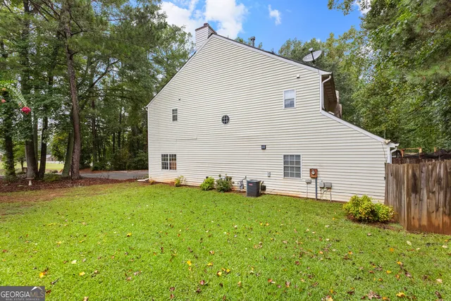 a view of a house with backyard
