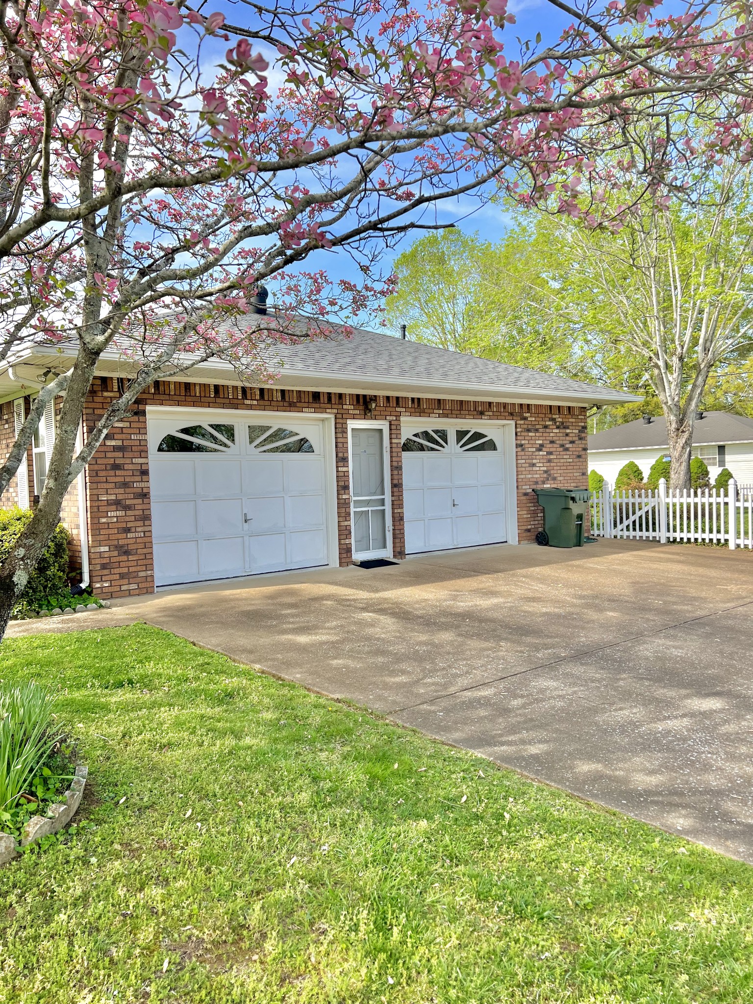 1601 Ann Road Lawrenceburg, TN 38464 - Photo 6 of 30 front view of a house with a yard