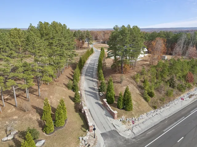 $799,000 | 130 Saddlebrook Drive, Hohenwald, TN 38462