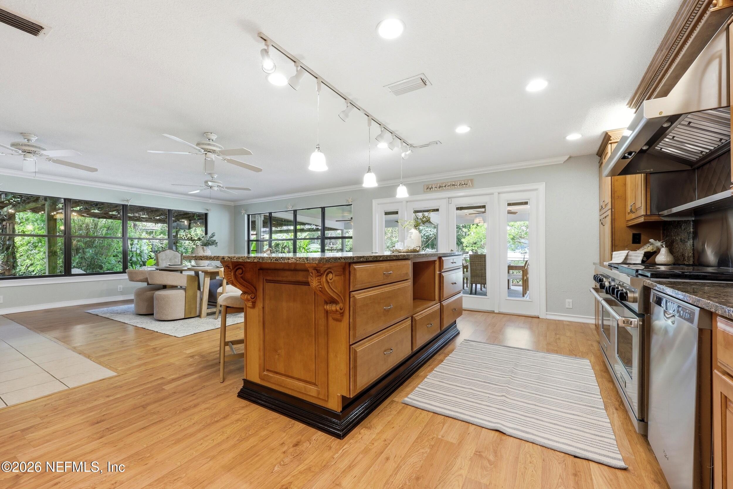 7932 Breezy Point Road West Melrose, FL 32666 - Photo 23 of 84 Kitchen with Breakfast Bar