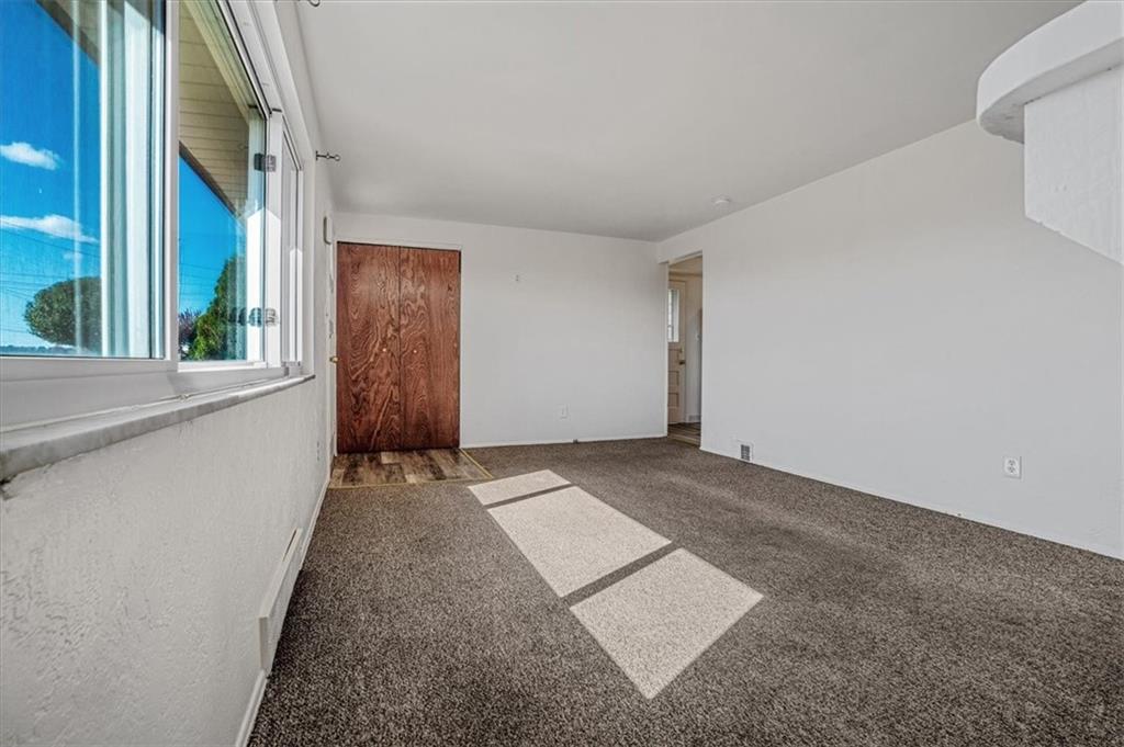 5215 Blossom Road Pittsburgh, PA 15236 - Photo 11 of 50 Living Room