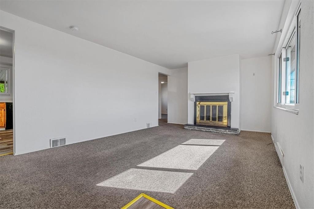 5215 Blossom Road Pittsburgh, PA 15236 - Photo 8 of 50 Living Room