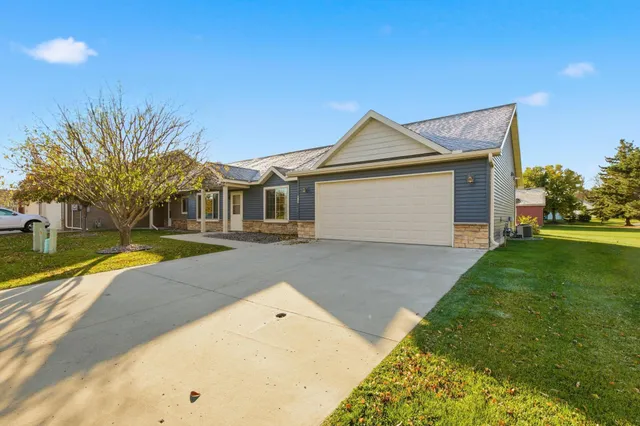 $220,000 | 617 Cottonwood Avenue, Litchfield, MN 55355