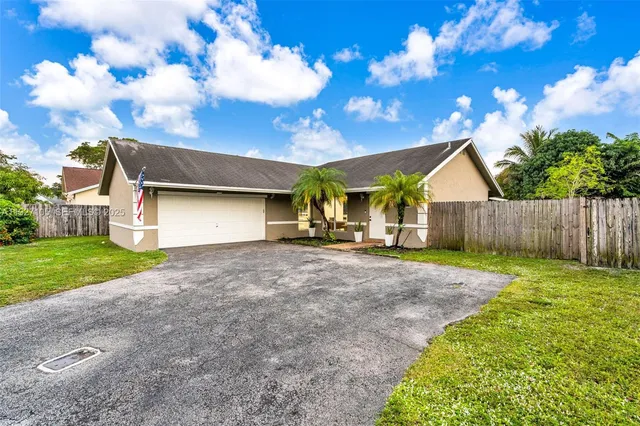 a view of backyard of the house