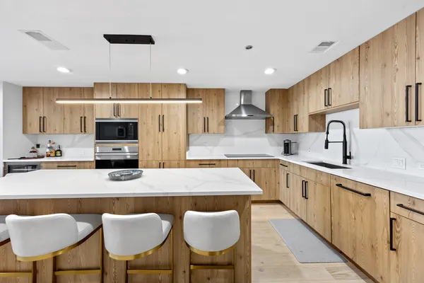 $1,100,000 | 180 East Pearson Street, Unit 3702, Chicago, IL 60611