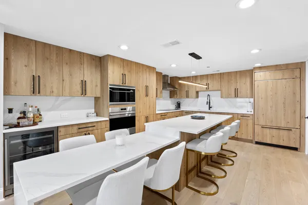 $1,100,000 | 180 East Pearson Street, Unit 3702, Chicago, IL 60611