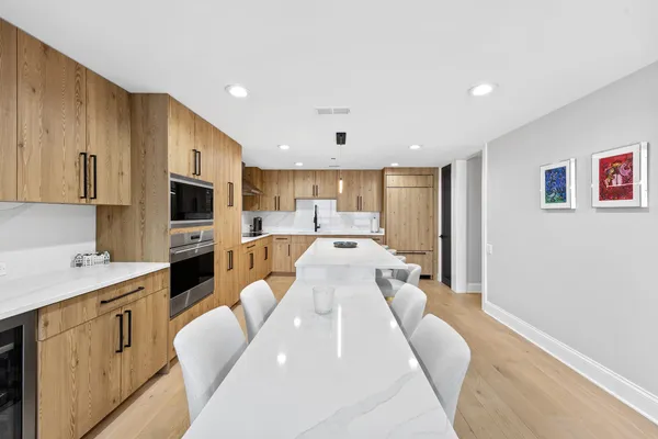 $1,100,000 | 180 East Pearson Street, Unit 3702, Chicago, IL 60611