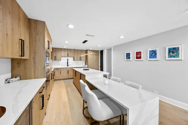 $1,100,000 | 180 East Pearson Street, Unit 3702, Chicago, IL 60611