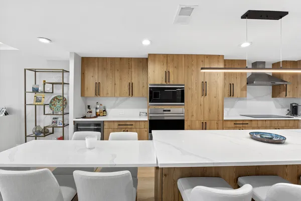 $1,100,000 | 180 East Pearson Street, Unit 3702, Chicago, IL 60611