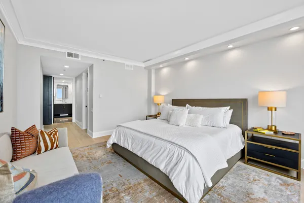 $1,100,000 | 180 East Pearson Street, Unit 3702, Chicago, IL 60611