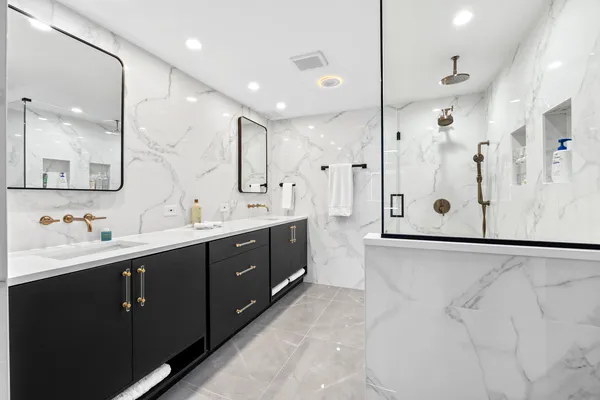 $1,100,000 | 180 East Pearson Street, Unit 3702, Chicago, IL 60611