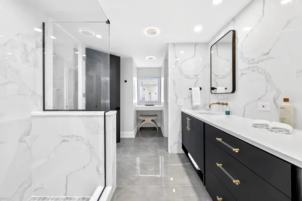 $1,100,000 | 180 East Pearson Street, Unit 3702, Chicago, IL 60611