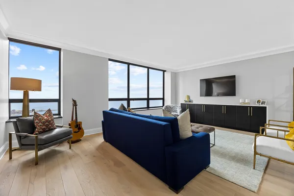 $1,100,000 | 180 East Pearson Street, Unit 3702, Chicago, IL 60611