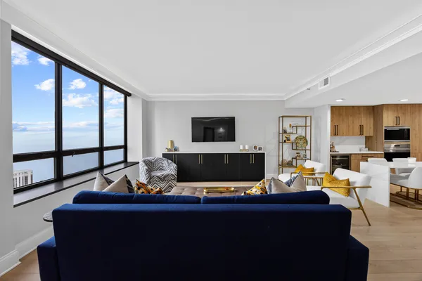 $1,100,000 | 180 East Pearson Street, Unit 3702, Chicago, IL 60611