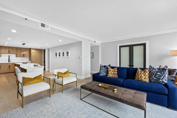 $1,100,000 | 180 East Pearson Street, Unit 3702, Chicago, IL 60611