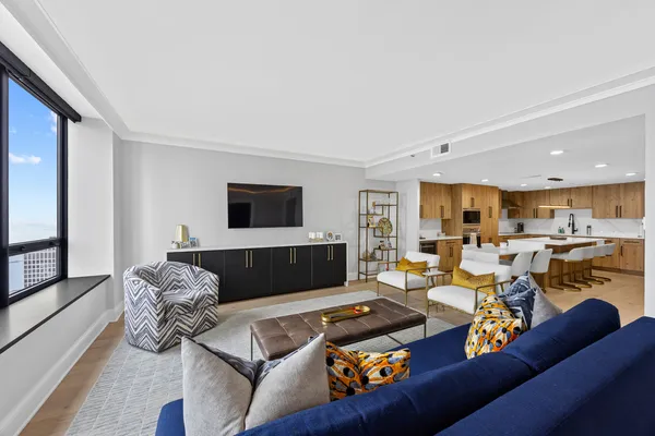 $1,100,000 | 180 East Pearson Street, Unit 3702, Chicago, IL 60611