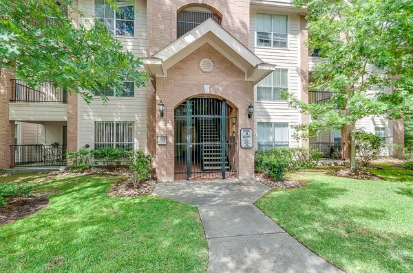 $225,000 | 8051 Bay Branch Drive, Unit 333, The Woodlands, TX 77382