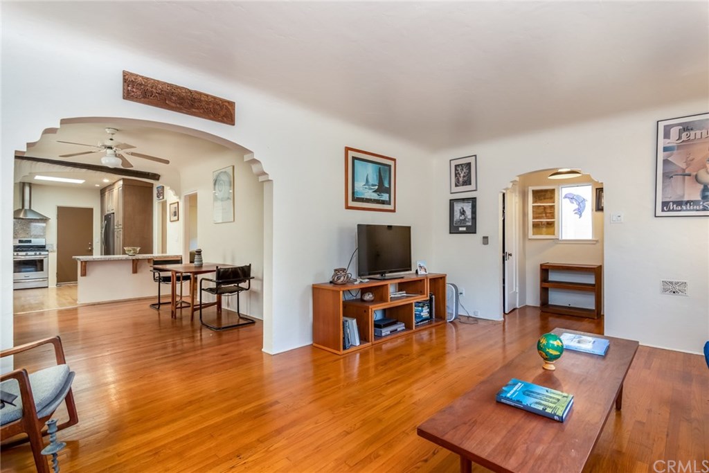 144 North Loreta Walk Long Beach, CA 90803 - Photo 5 of 19