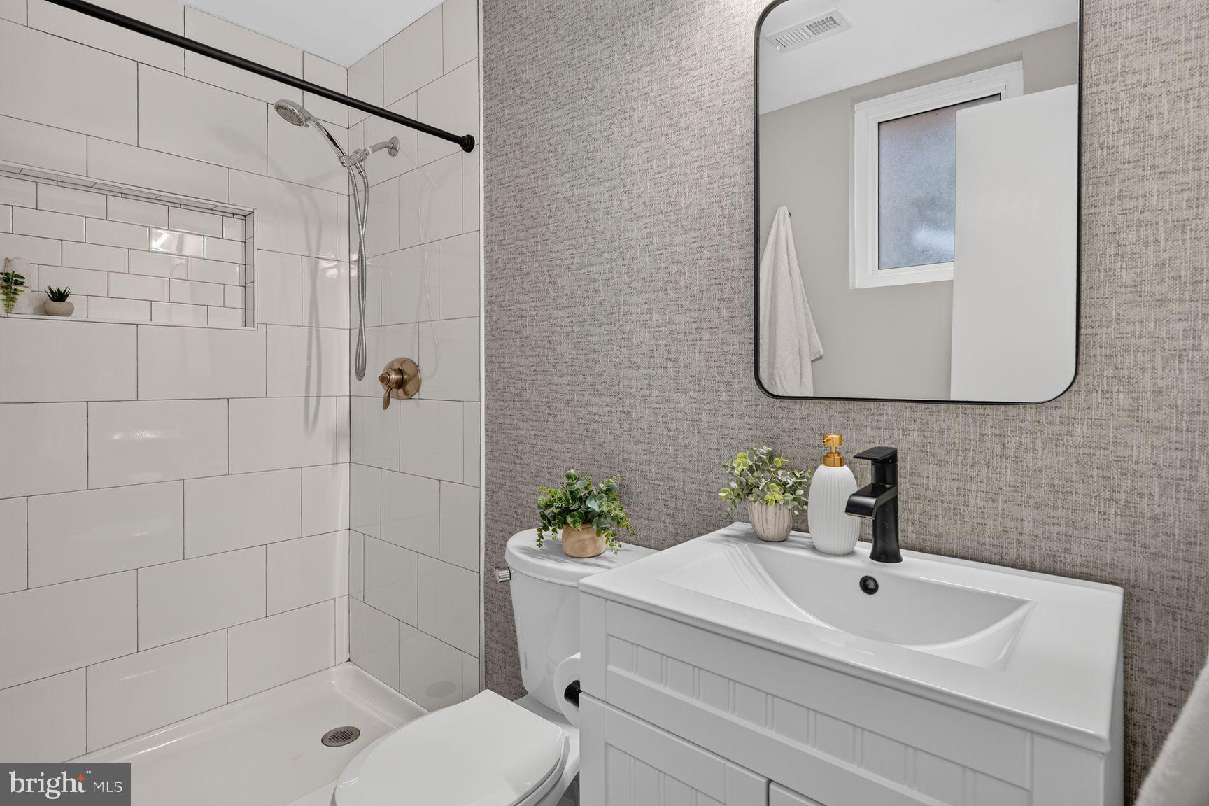 1810 Kalorama Road Northwest, Unit B1 Washington, DC 20009 - Photo 13 of 16 Second bedroom ensuite bath