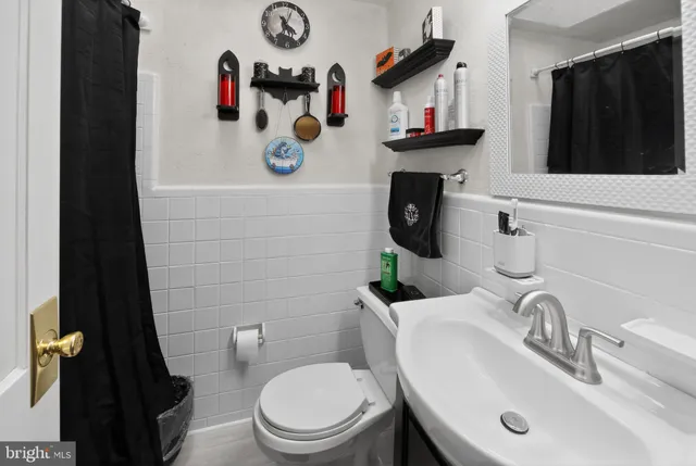 $230,000 | 704 Crescent Drive, Glenolden, PA 19036