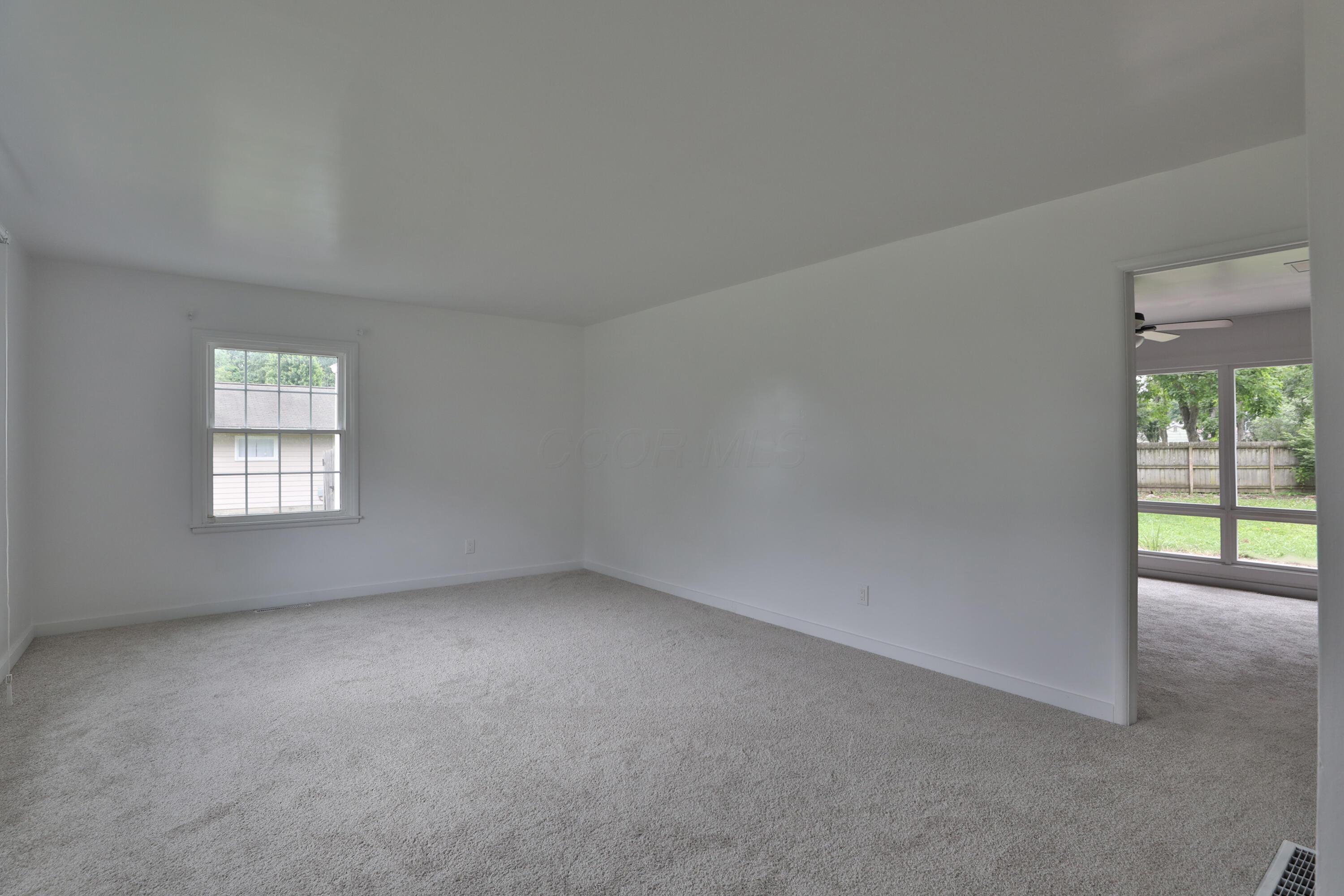 435 North Murray Hill Road Columbus, OH 43228 - Photo 4 of 33
