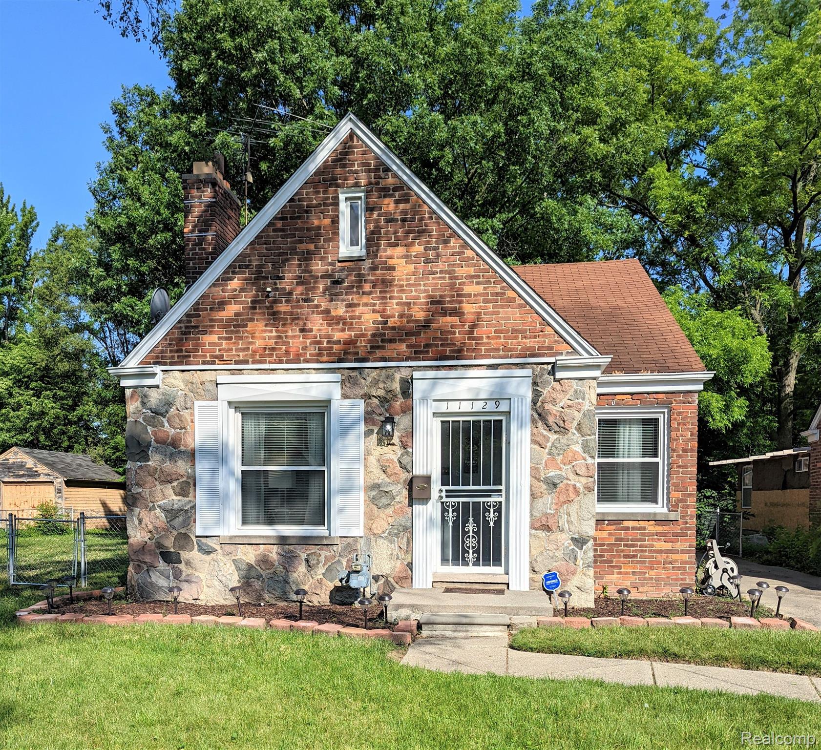 11129 Roxbury Street Detroit, MI 48224 - Photo 2 of 31 Gallery Image 2