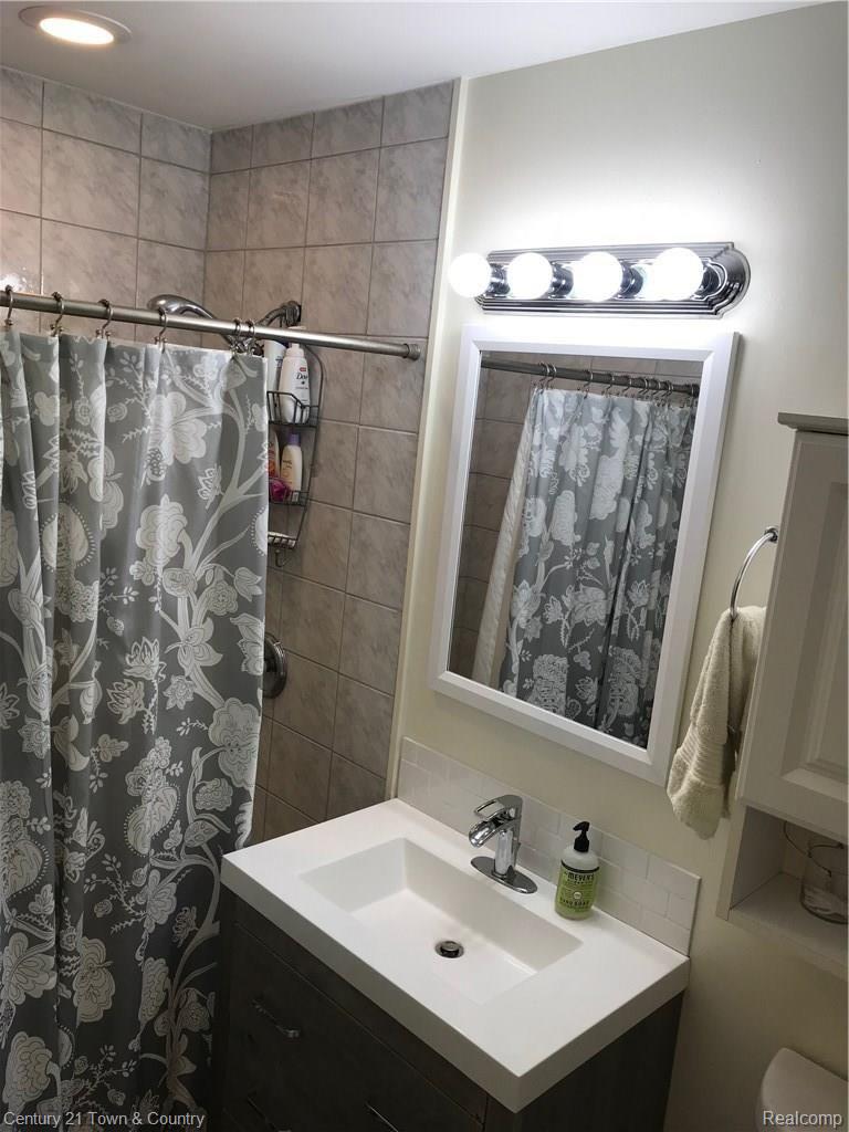299 North Baldwin Road Oxford, MI 48371 - Photo 19 of 33 CERAMIC TILE SHOWER IN MASTER BATH
