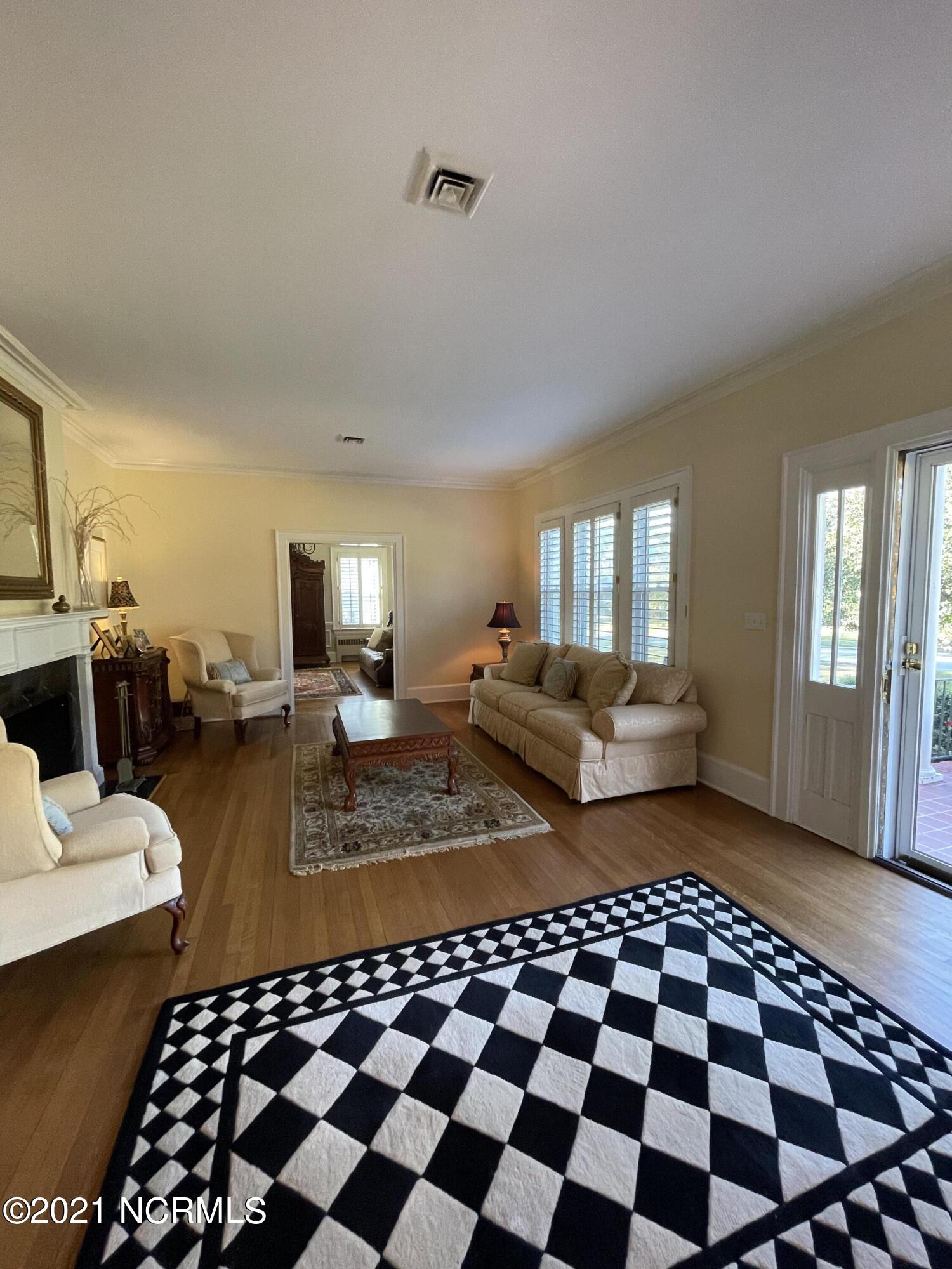 909 W Road Kinston, NC 28501 - Photo 12 of 43 Foyer