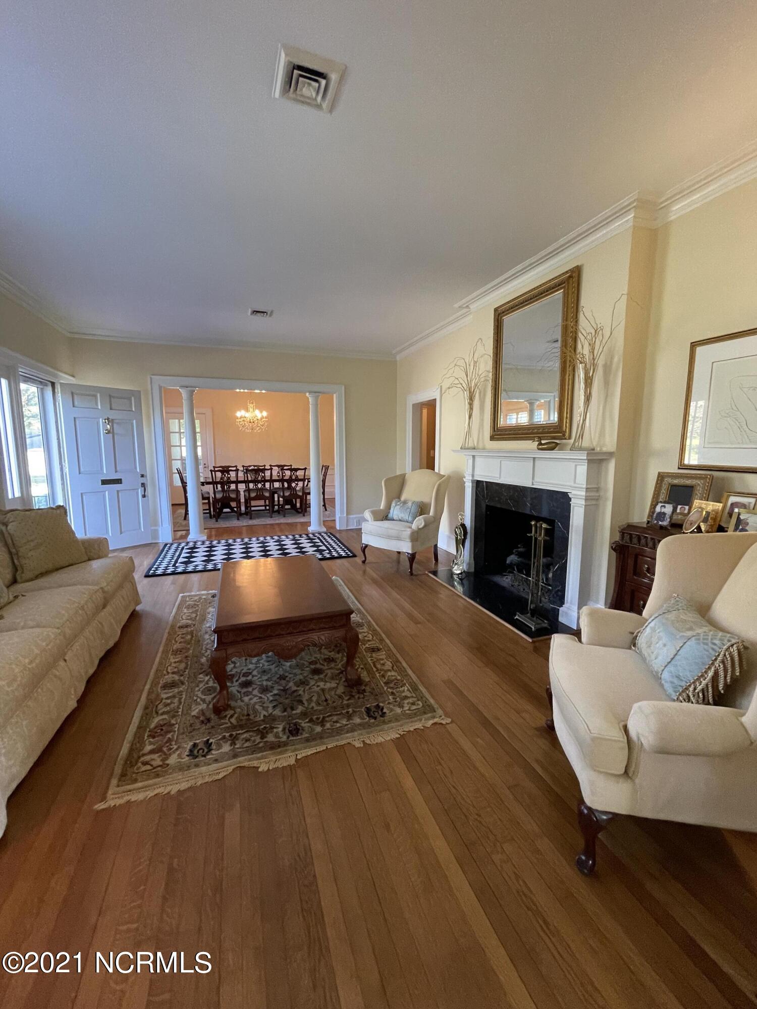 909 W Road Kinston, NC 28501 - Photo 17 of 43 Living Room