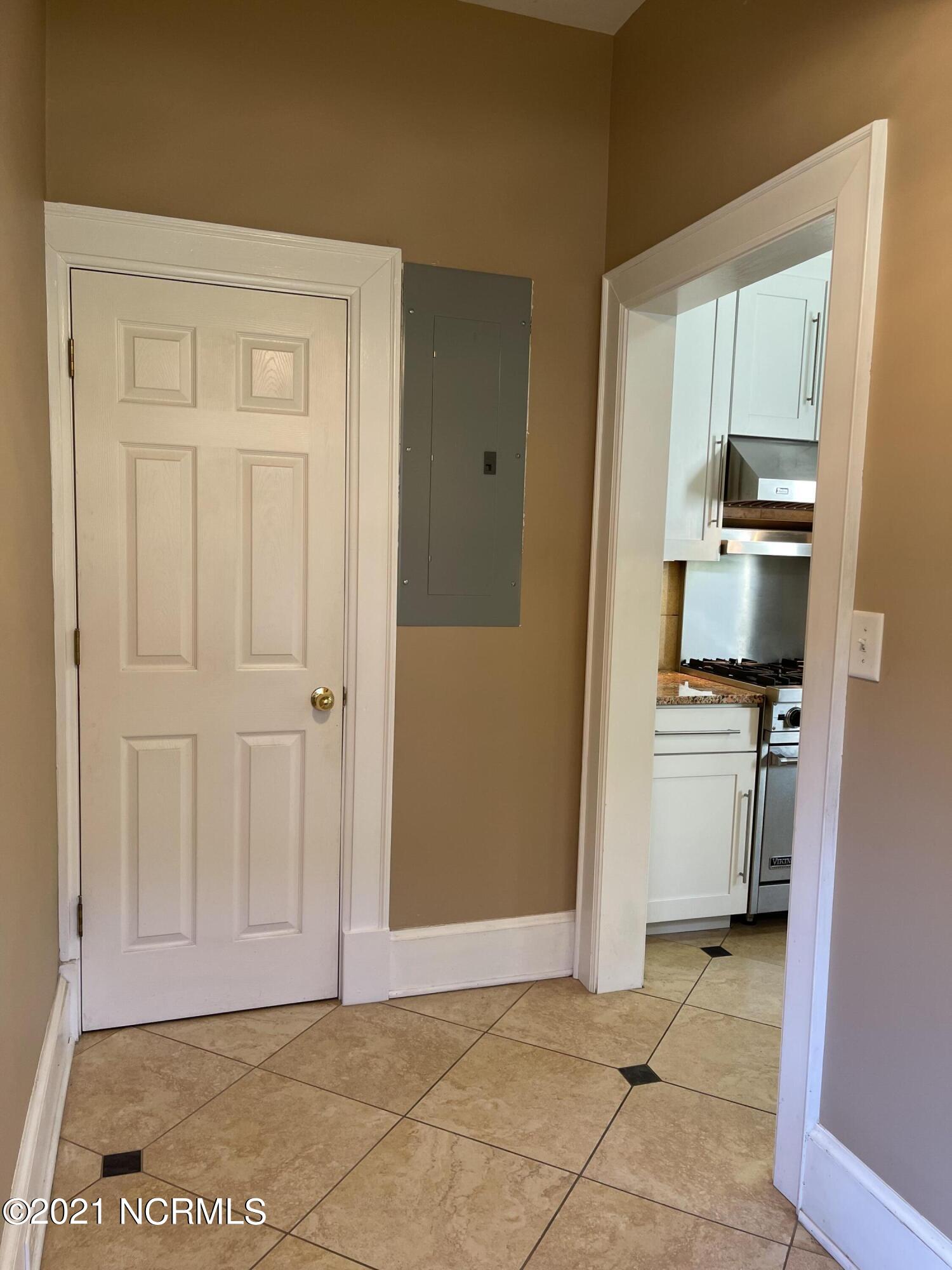 909 W Road Kinston, NC 28501 - Photo 30 of 43 Back foyer/laundry room