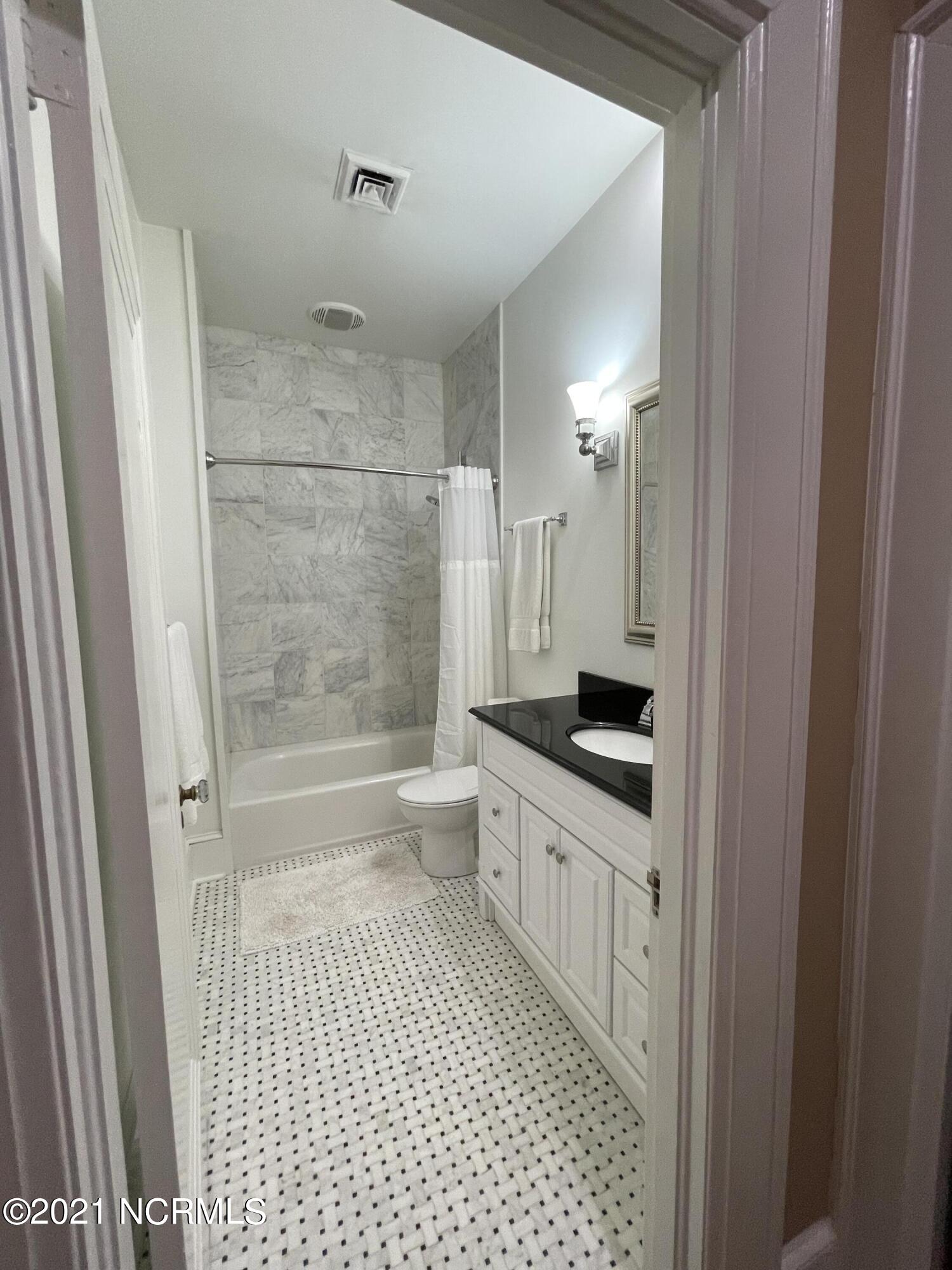 909 W Road Kinston, NC 28501 - Photo 40 of 43 Primary Bath