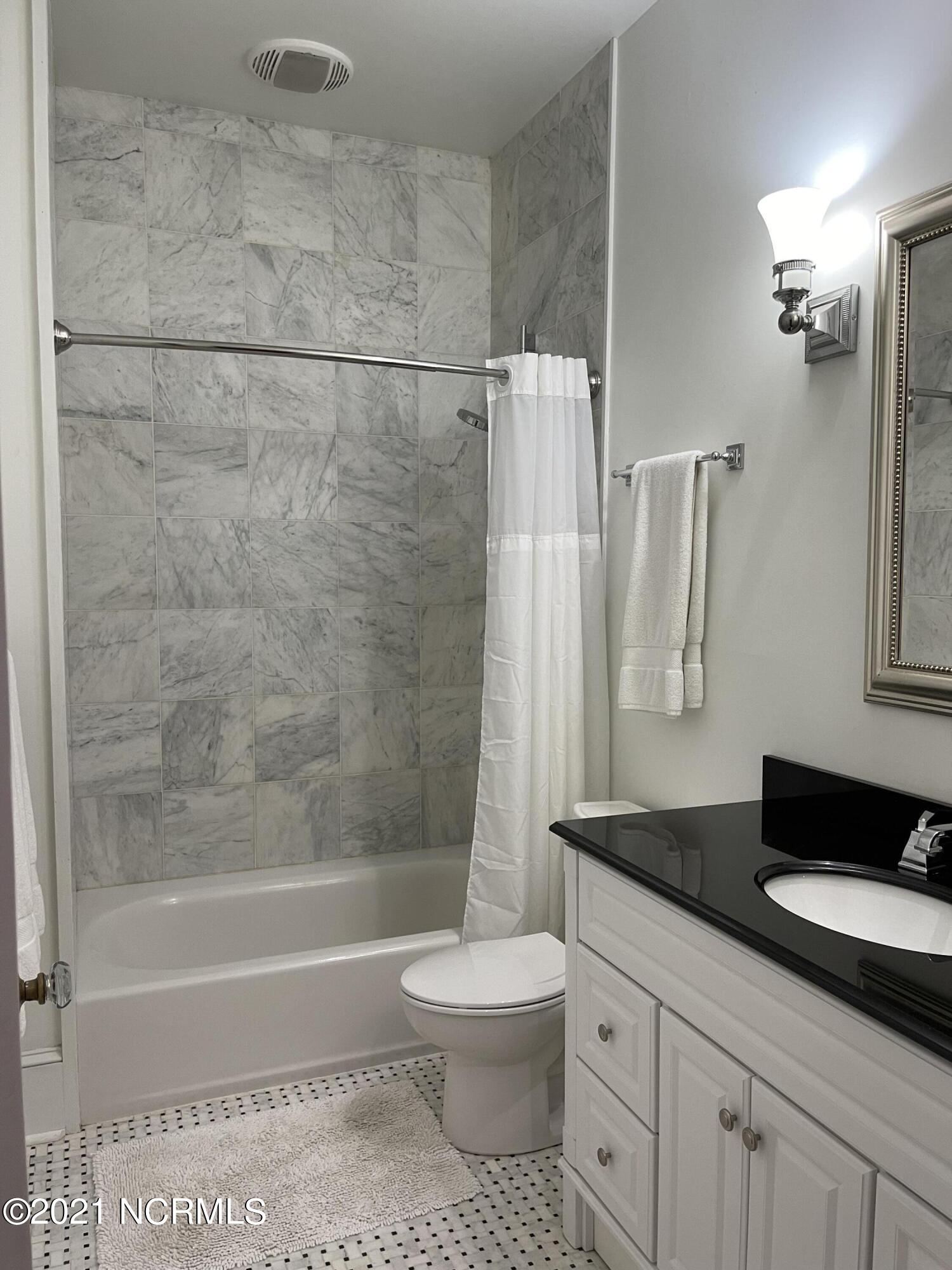 909 W Road Kinston, NC 28501 - Photo 41 of 43 Primary Bathroom