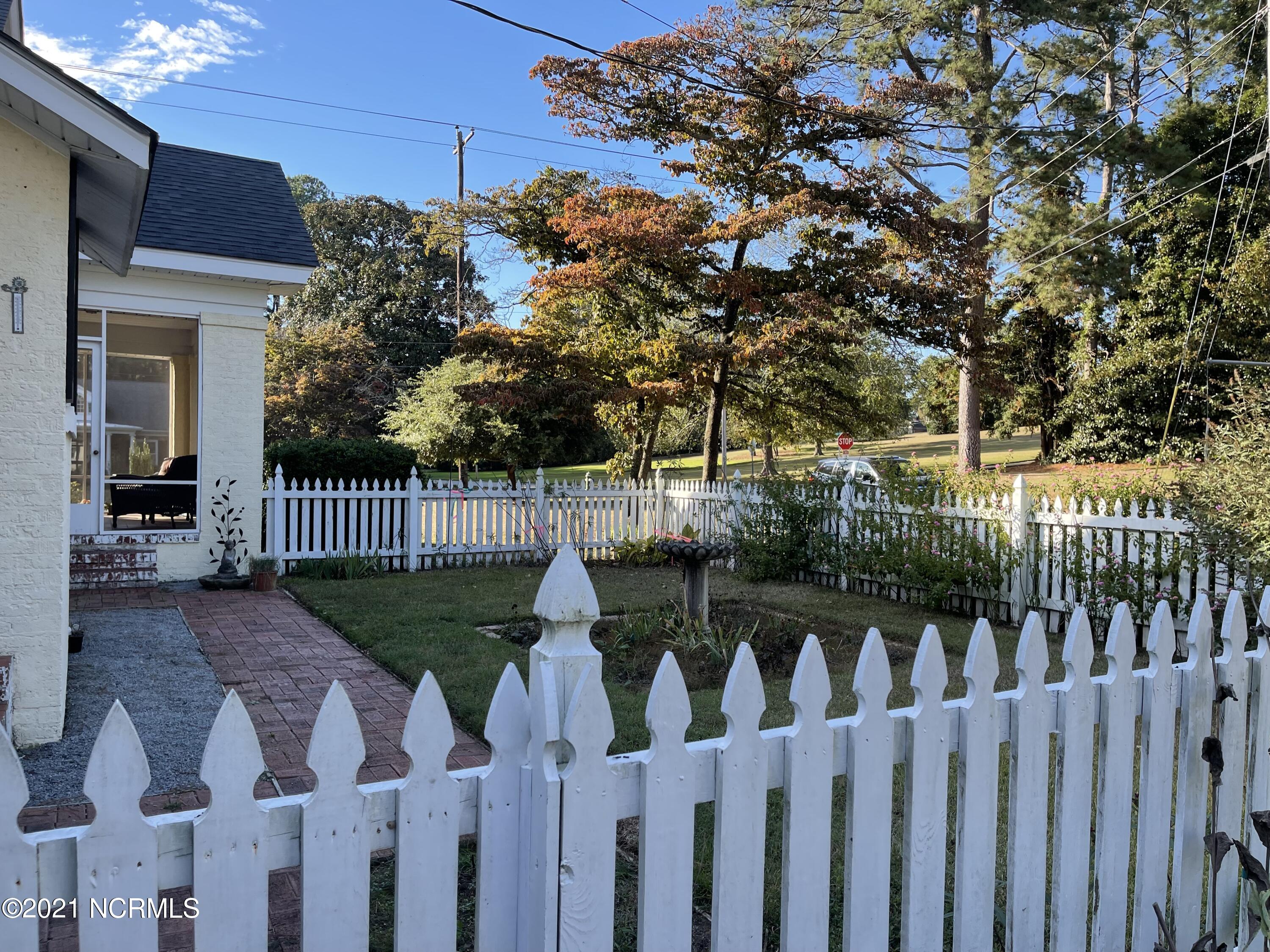 909 W Road Kinston, NC 28501 - Photo 5 of 43 IMG_4161