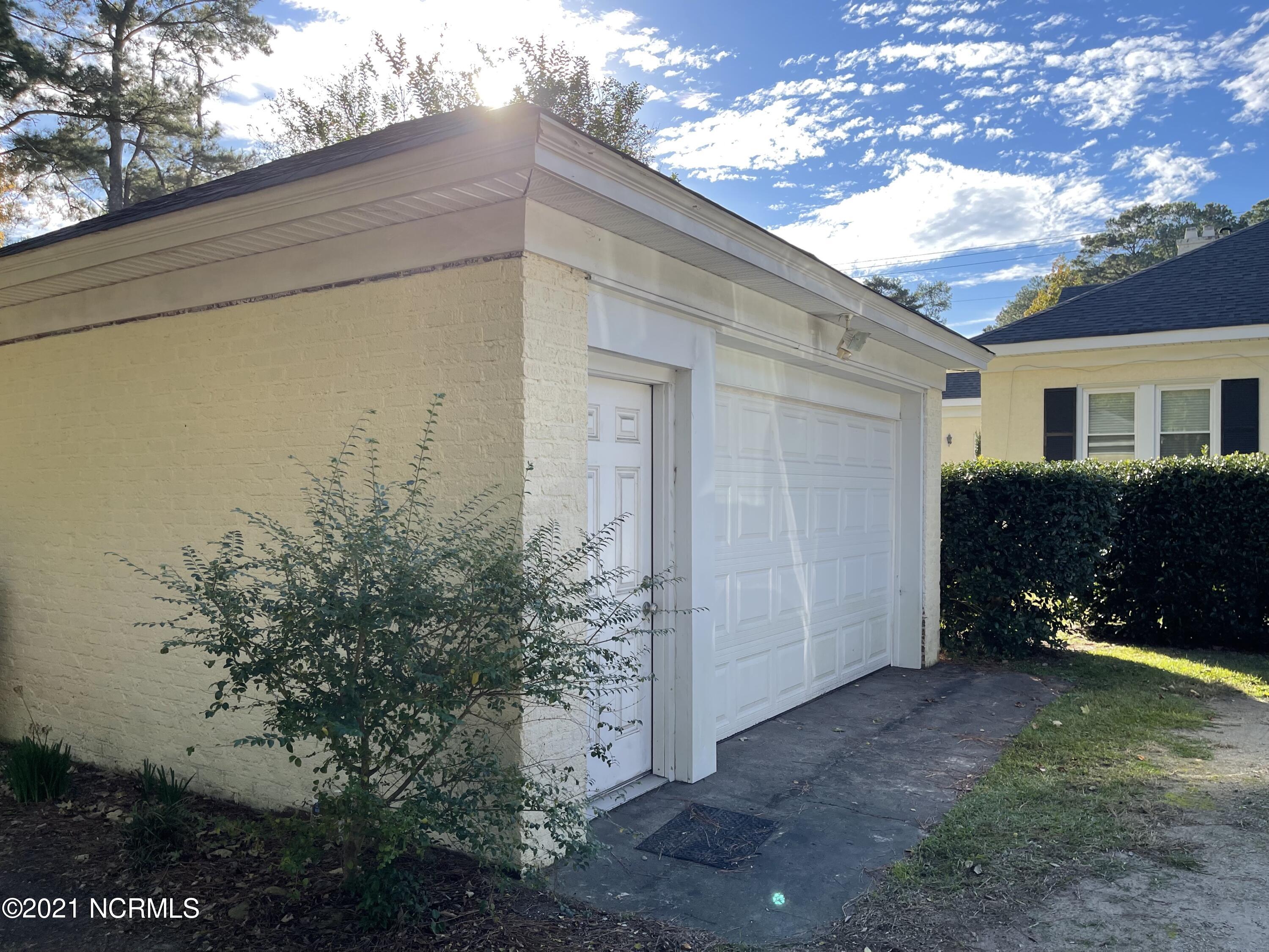 909 W Road Kinston, NC 28501 - Photo 7 of 43 Garage