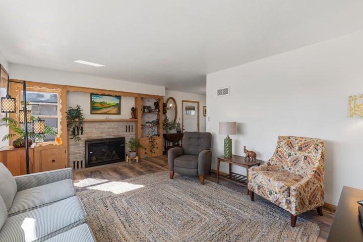 337 Lake Drive Random Lake, WI 53075 - Photo 6 of 31 20260305110144634624000000-o