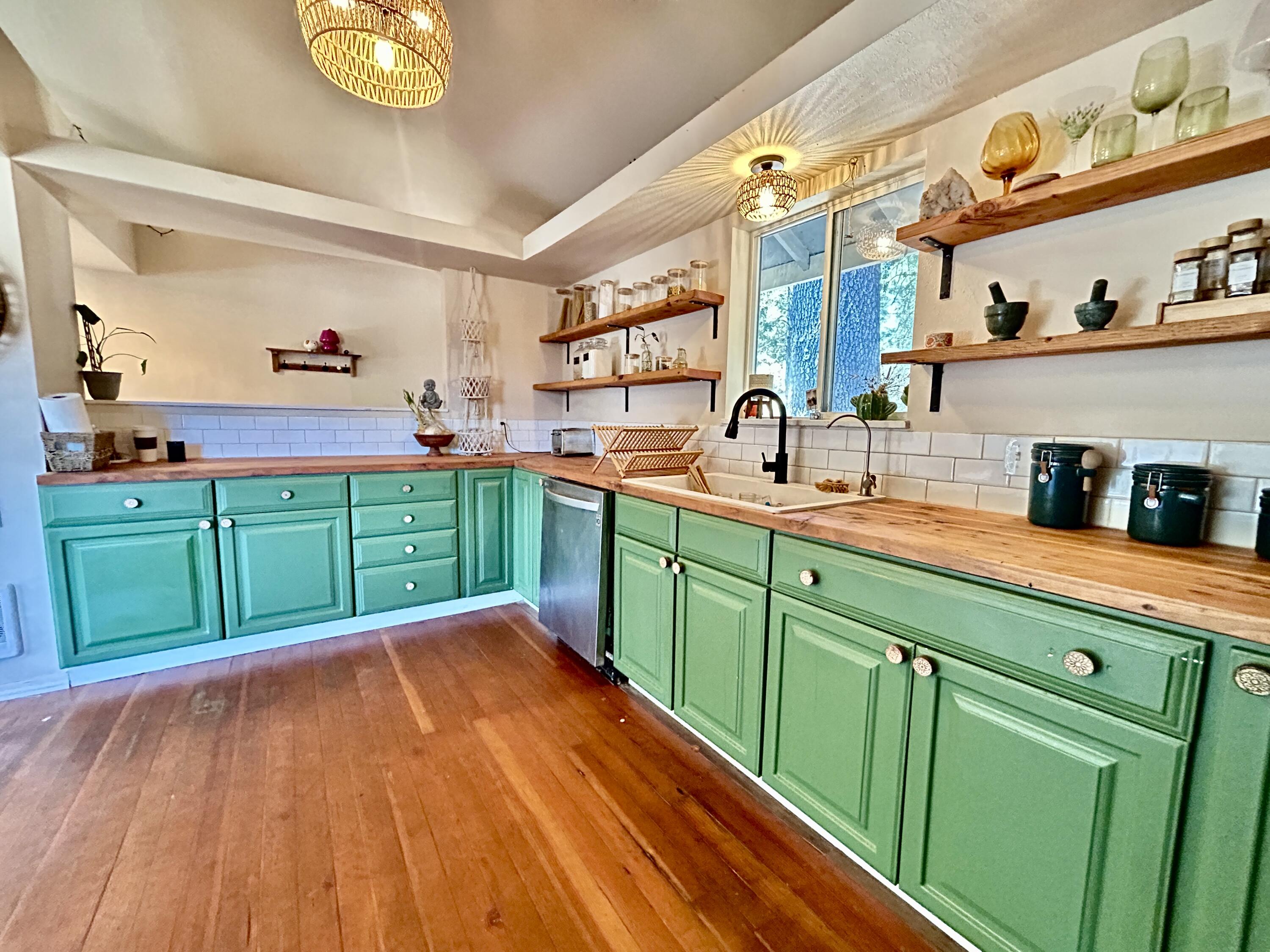 467 Draper Valley Road Selma, OR 97538 - Photo 13 of 21 kitchen close