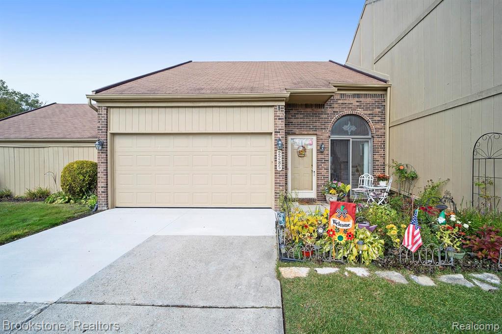 2285 Rochelle Park Drive, Unit 122 Rochester Hills, MI 48309 - Photo 1 of 32