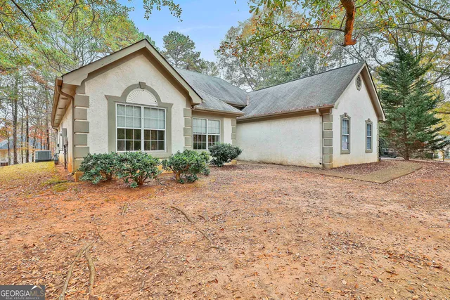 a view of outdoor space yard and front view of a house