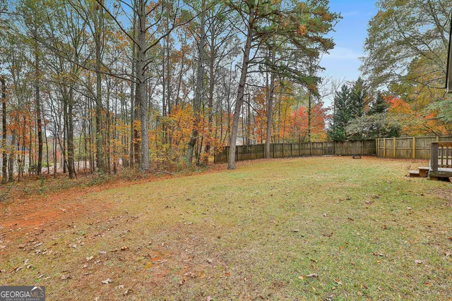 a view of yard with trees