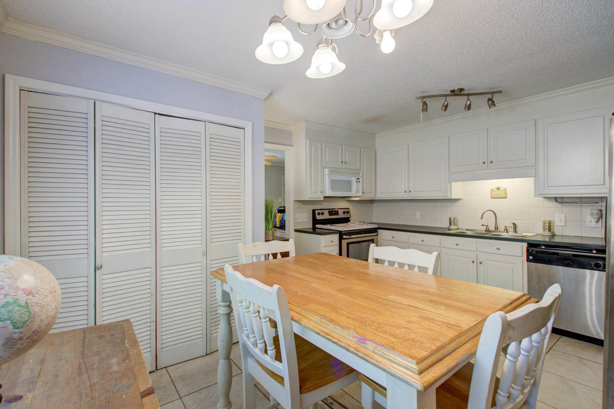 409 Boonehill Road Summerville, SC 29483 - Photo 12 of 25 409Boonehill-CalSiglerPhotography (15)