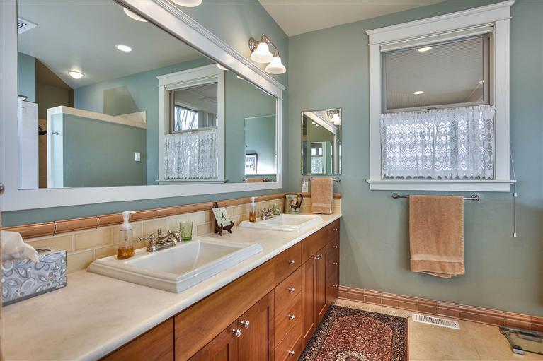 1600 Butler Creek Road Ashland, OR 97520 - Photo 15 of 24 Tile and limestone master bathroom with