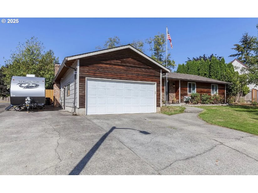 5013 Southeast 22nd Street Gresham, OR 97080 - Photo 31 of 38 a front view of a house with garden