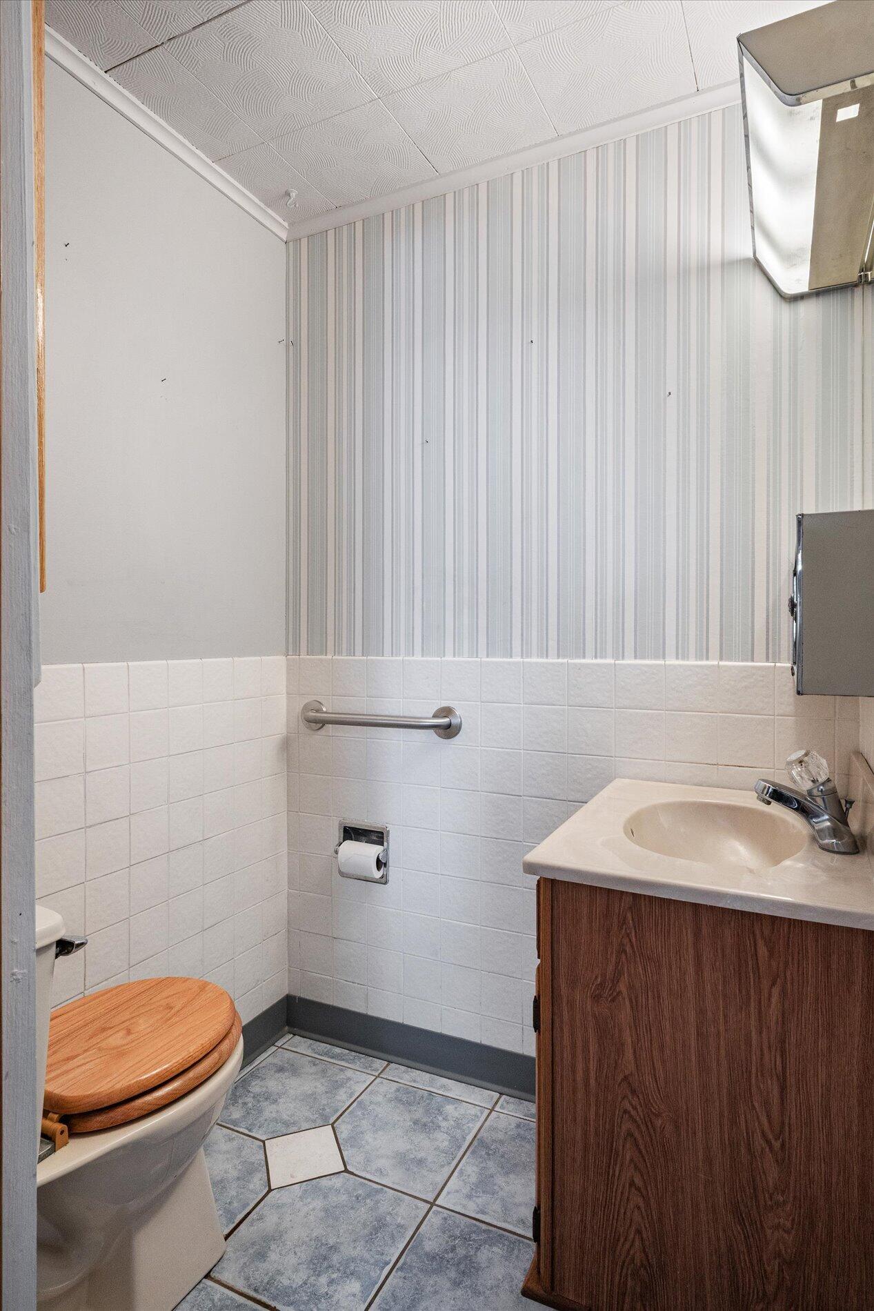 S921 Sveum Ridge Road Coon, WI 54623 - Photo 11 of 22 Powder room_main level
