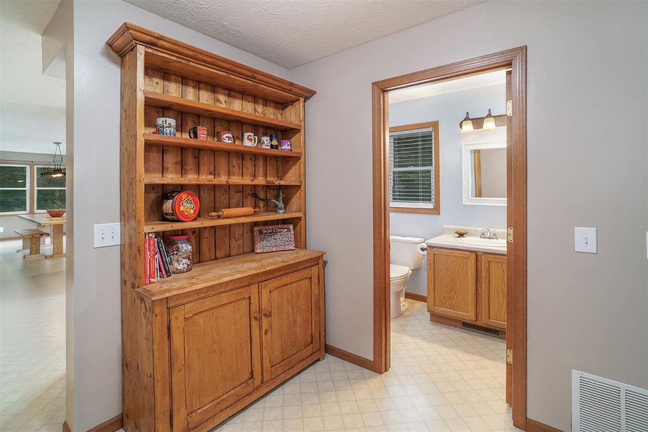 5674 Seymour Road Jackson, MI 49201 - Photo 18 of 35