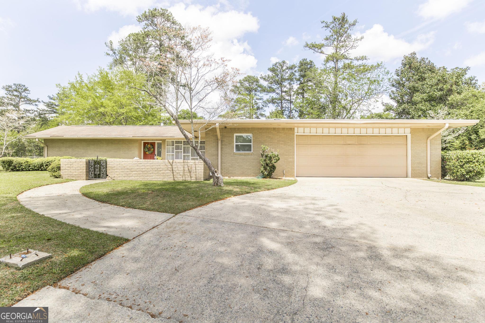 109 Deerwood Circle Warner Robins, GA 31088 - Photo 1 of 39 a front view of a house with garden