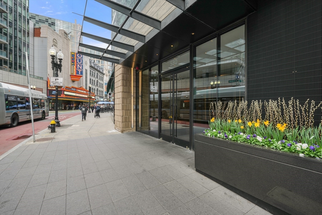 580 Washington Street, Unit 611 Boston, MA 02111 - Photo 34 of 39 a view of water fountain with a couch