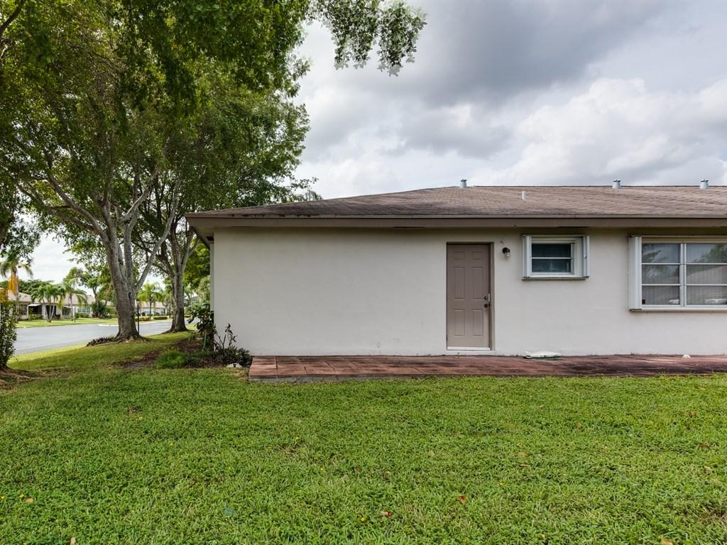 1285 High Point Place North, Unit D Delray Beach, FL 33445 - Photo 17 of 29 017_Back Patio