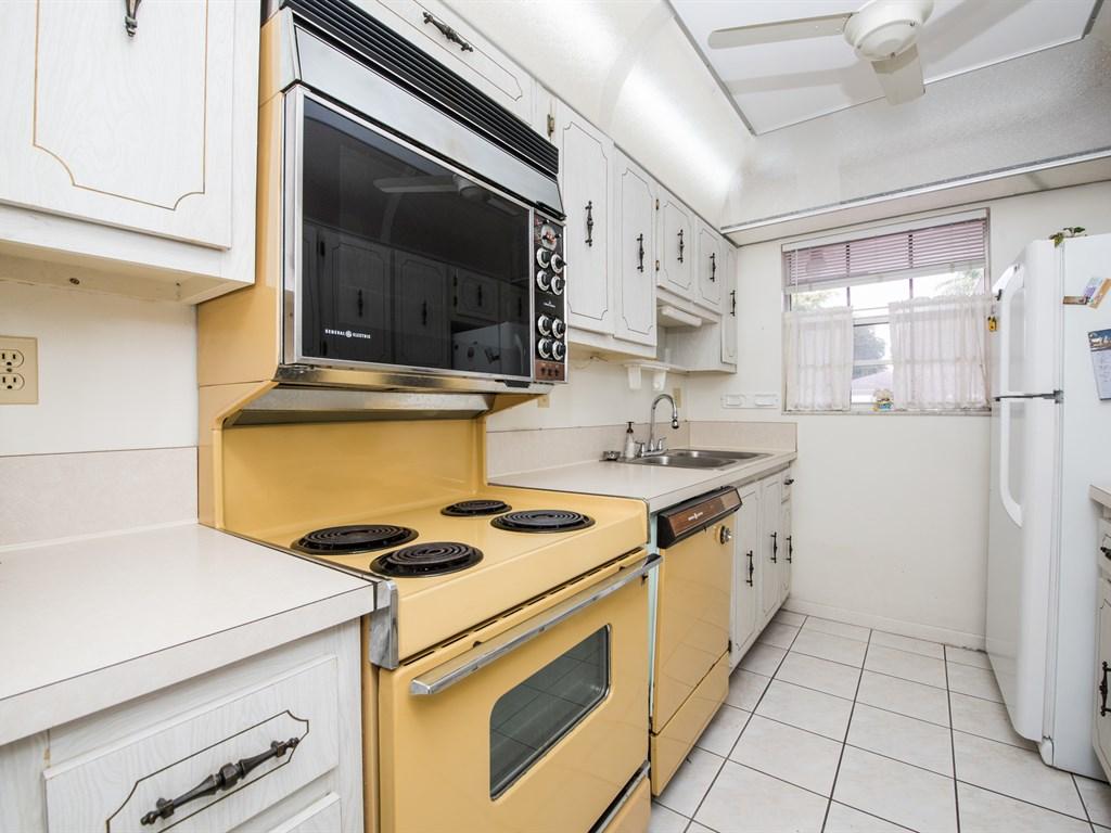 1285 High Point Place North, Unit D Delray Beach, FL 33445 - Photo 8 of 29 008_Kitchen