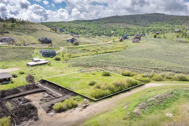 a view of a yard with of trees