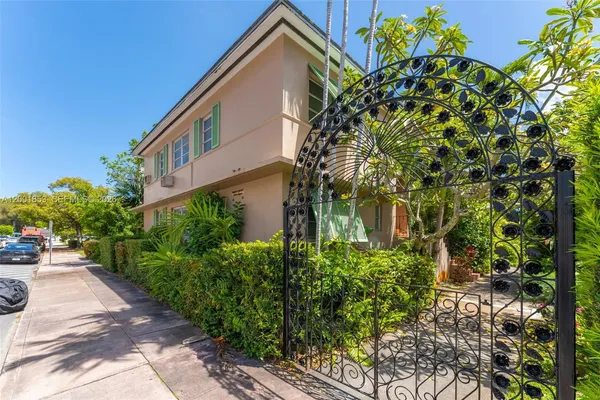 $2,000 | 28 Almeria Avenue, Unit 4, Coral Gables, FL 33134